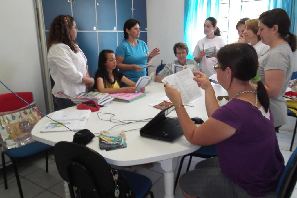 Participação durante um encontro de professores municipais explicando o projeto e pedindo a colaboração dos professores,