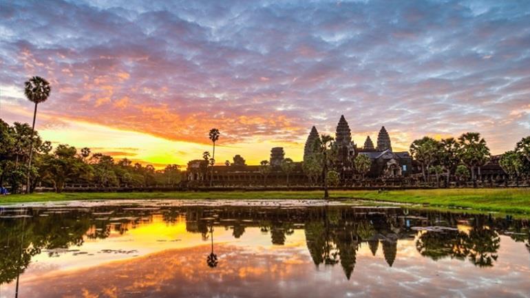 ANGKOR WAT Um complexo de templos em Siem Reap, no Camboja, que levou 30 anos para ser construído, com 5 torres e peças do século XII, consideradas os únicos exemplares da arte e arquitetura Khmer.