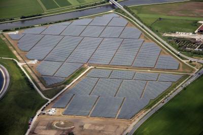 Central de Serpa Com 52 mil painéis fotovoltaicos espalhados por 32 hectares, a Central Solar Fotovoltaica de Serpa vai ser a maior do mundo, com uma capacidade instalada de 11 MW, quase o dobro do