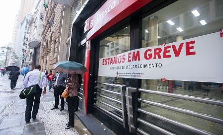 Crédito: Seeb São Paulo Paralisação de agência do Bradesco no centro de São Paulo Diante do silêncio dos bancos, a greve nacional dos bancários continua crescendo em todo o território nacional.