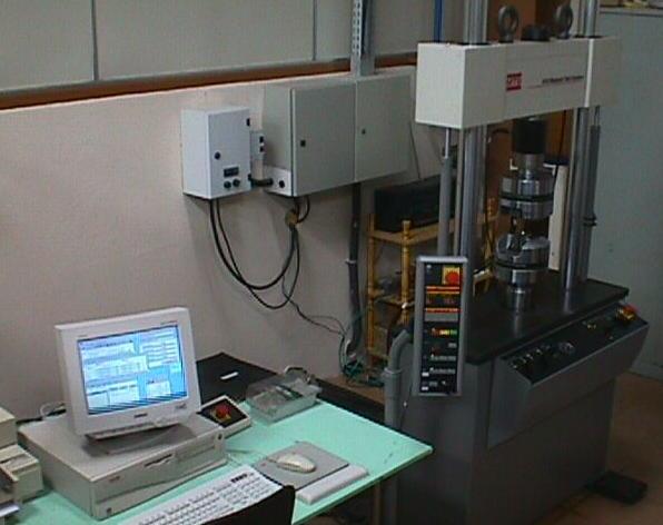 100 3.1.3 Máquina de ensaio de fadiga A máquina utilizada para o ensaio de fadiga foi a MTS 810.23M, fabricante MTS, com o software Teststar 2. A Figura 75 mostra esta máquina com a parte de comando.