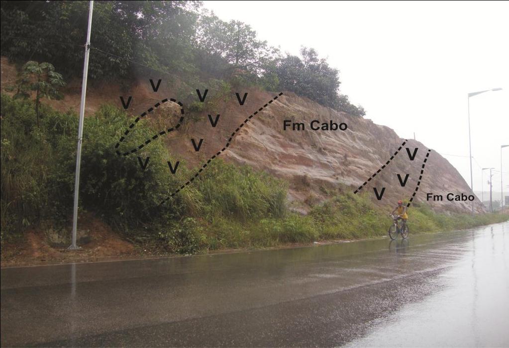 Figura 2 Diques de traquito cortando a Formação Cabo. Os sedimentos da Formação Suape também sofrem influência da SMI, sendo bastante visível nos afloramentos da região.