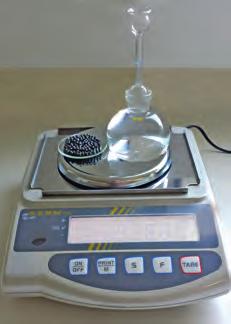 A B C Massa da amostra do metal (m A = 39,076 g) Massa da amostra do metal e do picnómetro com água até ao traço de referência (m B ) Figura 5 Massa do picnómetro com a amostra do metal e com água