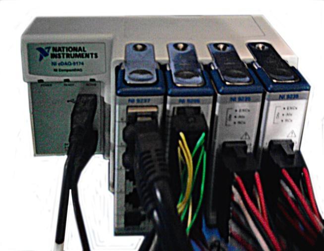 (figura 3.11) da National Instruments, este sistema utiliza os seguintes componentes: - NI 9205, como módulo de entrada analógica para utilizar os sensores defletômetros (LVDT).