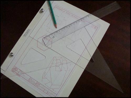 Régua paralela Utilizada em substituição à régua T (Figura 3) Figura 3 Esquema ilustrativo de régua T e régua paralela Atualmente a mesa específica para desenho tem sido