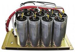 Um capacitor, independente do tipo, tem como função básica armazenar energia elétrica no campo gerado pelo acúmulo de cargas em suas placas.