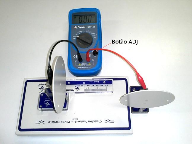 4/12 na Figura 3; Coloque o capacímetro na escala de e em seguida o conecte aos terminais metálicos, traseiros das placas do capacitor; Em seguida gire o botão de ajuste, indicado na Figura 3, para