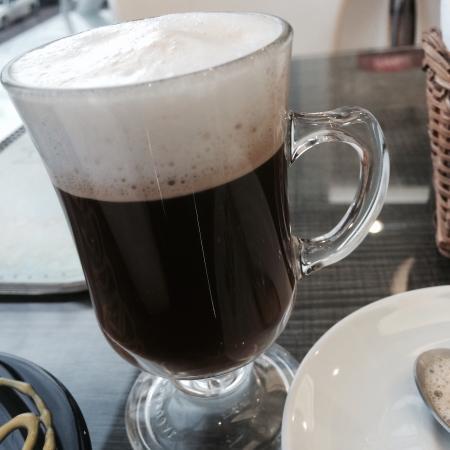 3-Puro ou misturado ao leite, o café é uma das bebidas mais consumidas do mundo. De acordo com a imagem abaixo responda. a) classifique a bebida em homogênea ou heterogênea. Justifique a sua resposta.