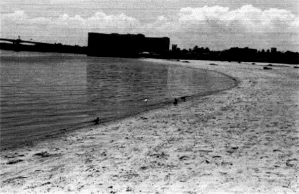 CADERNOS DE SOCIOMUSEOLOGIA Nº 33 2009 130 A Praia (FIGURA 30) A PRAIA DE RAMOS Acervo CEASM, 2001 Fonte: Arquivo Documental Orosina Vieira/CEASM Os domingos de sol na Praia do Porto de Maria Angu já