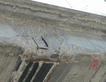 à rotura das mesas de apoio e também a deterioração do bordos de transição.