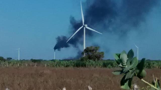 14/09/2015 - Incêndio atinge aerogerador de usina eólica no litoral Norte do RN na