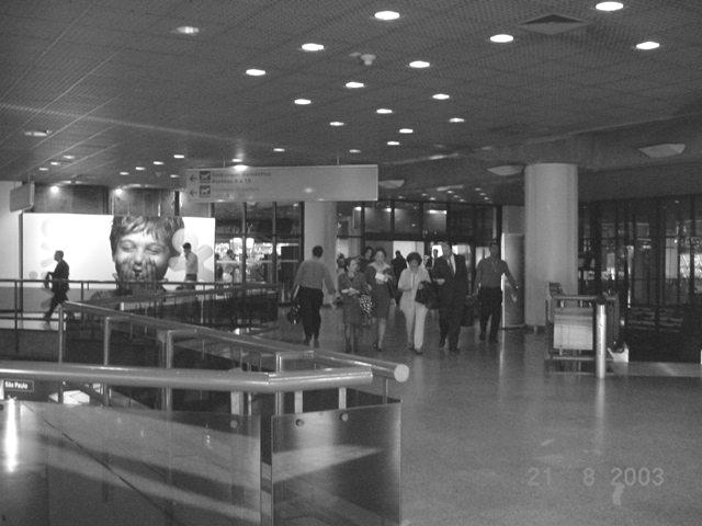 Balcão de check-in: balcões, em grande número, situados na parte posterior do saguão, destinados à realização de check-in e para despachar as bagagens; 8.