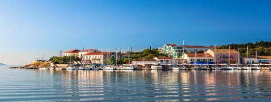 Chegada e transferencia ate ao hotel. Resto do dia libre. Dias 4 & 5: Cefalonia Disfrute de dois dias inteiros na maior ilha do mar Jonico e a sua incomparavel beleza.
