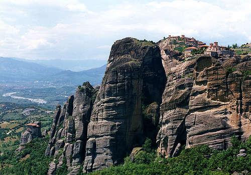 Visita ao recinto arqueologico e museu, a continuar para jantar e pernoitar no hotel de Kalambaka Visite os mosteiros de Meteora, de volta para Atenas, com uma curta Paragem nas Termópilas.