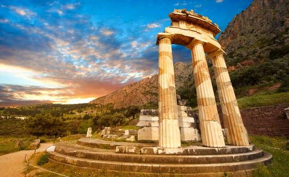 chegar ao extremo de Attica, ao Cabo Sunio, onde se encontram as colunas brancas de mármore do famoso Templo de Poseidon.