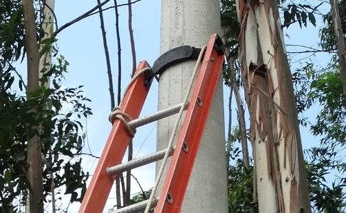 Uma corda de trabalho em altura de 12 mm deve ser amarrada no topo de um dos montantes da escada, esta deve ter a sobra necessária para dar a volta entorno do poste, pela parte oposta ao lado onde