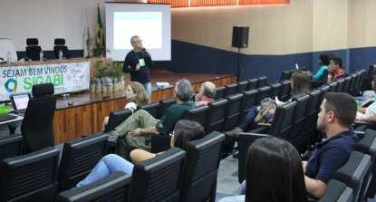 - V Simpósio de Gestão Ambiental e Biodiversidade da UFRRJ Figura 24 Diretor do Comitê Guandu-RJ, Decio Tubbs, em apresentação no Simpósio A Universidade Federal Rural do Rio de Janeiro
