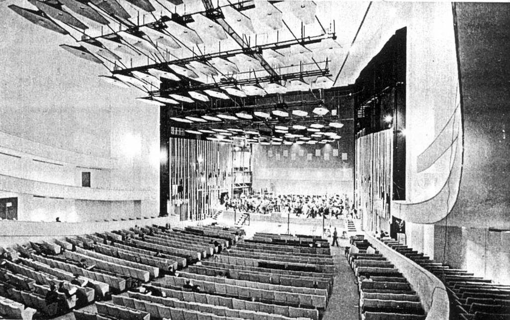 Duas salas de concerto inaguradas no século XX mostraram aos especialistas que, em acústica, as coisas podem falhar Royal Festival Hall (Londres, 1951): O tempo de reverberação da sala era muito
