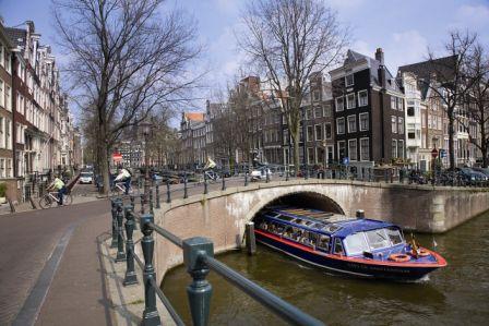 Amsterdam combina seus extensos canais e várias pontes com a arquitetura original dos séculos xvi e xvii concentrados numa pequena área. Hospedagem.