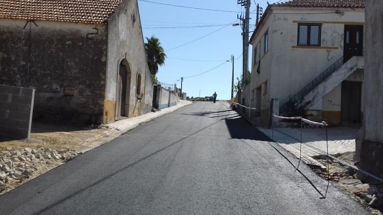 Reparação de valetas e do pavimento, com massa betuminosa na zona no entroncamento da antiga EN 365-1