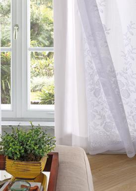 A Linha Premium apresenta cortinas para a cozinha com estampas localizadas feitas manualmente.