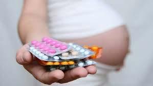 Medicamentos A maioria das drogas atravessa a barreira placentária e podem ser teratogênicas. Devem ser evitados quaisquer medicamentos durante o primeiro trimestre da gravidez.
