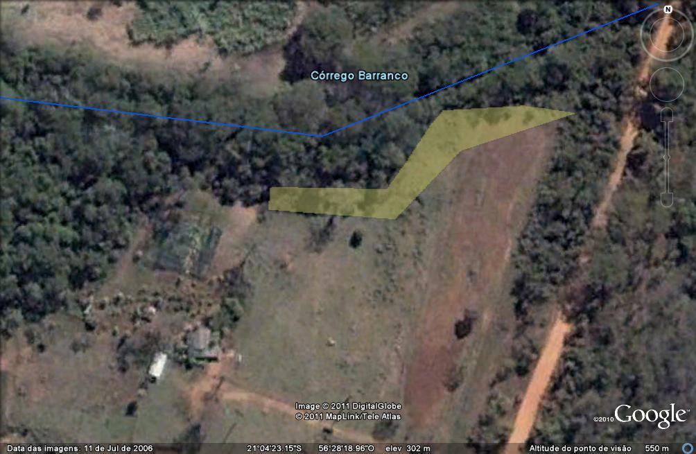 Imagem 01: Localização da área de plantio. Fonte: Google Earth, 2011. Acessado em 11/11/2011. A área apresenta solo compactado por se tratar de pastagem e braquiaria adensada.
