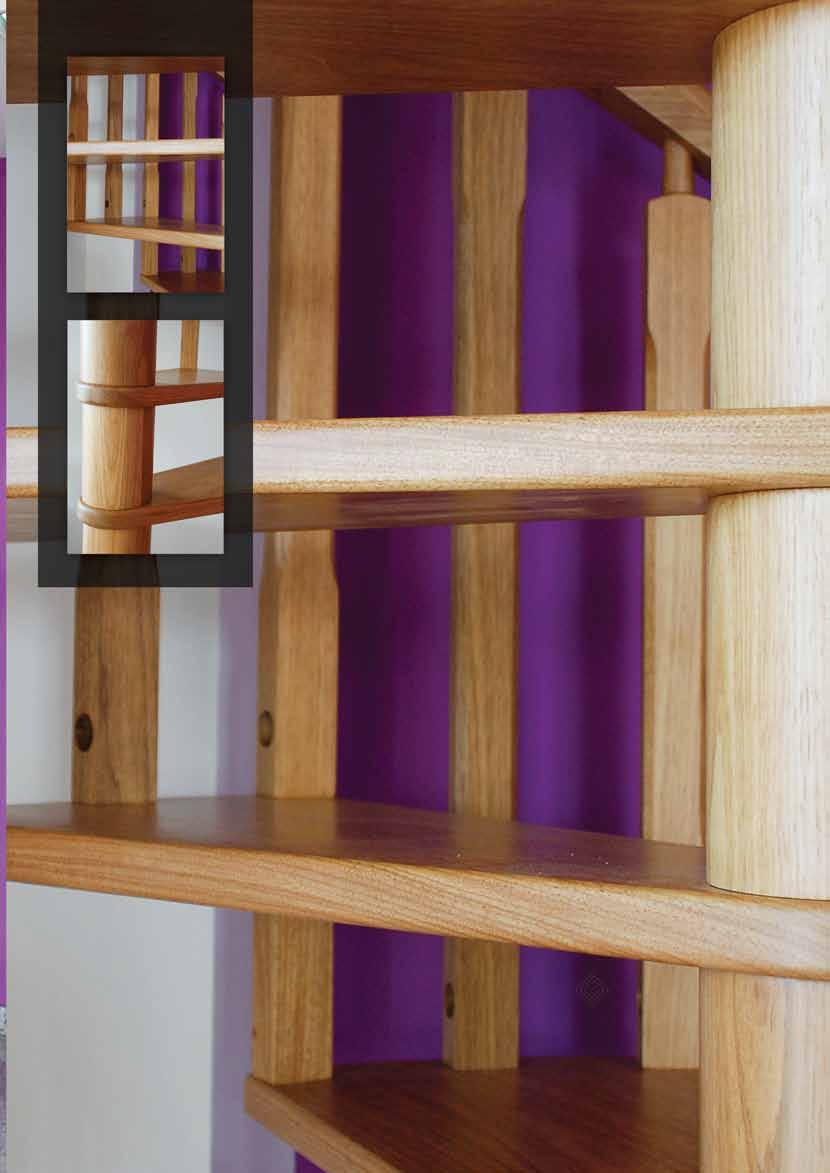 Caracol 02 Escada de Caracol, modelo clássico, em madeira de izombé.