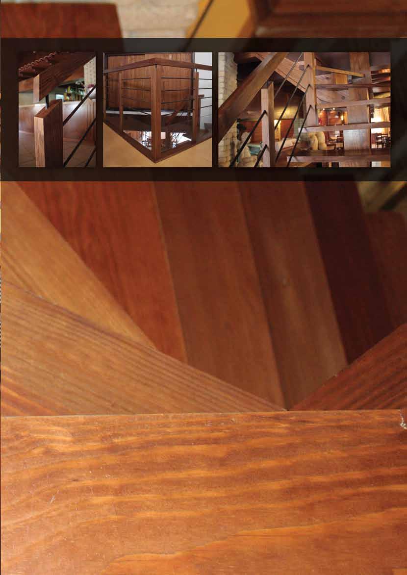 L 34 Escada em L em madeira de pinho com cor. Degraus em leque na viragem. Com viga central em madeira.