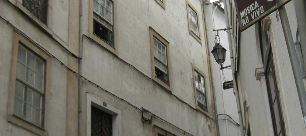 conservação. Tem como característica a realçar as típicas janelas de guilhotina, harmoniosamente distribuídas nas fachadas, típicas da arquitectura de novecentos da Alta de.