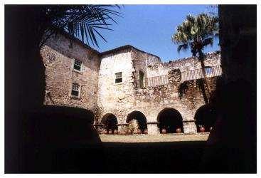 Tombado em 1938, como Patrimônio Artístico e Cultural, é o Antigo Colégio dos Jesuítas, um monumento da arquitetura