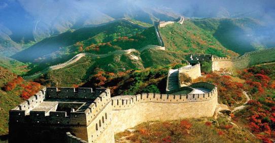 DESTAQUES DO ROTEIRO: MURALHA DA CHINA CHINA BÁSICO A Muralha da China, em Beijing, é uma estrutura de arquitetura militar construída ao longo de aproximadamente dois milênios