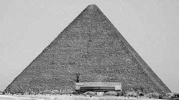 GRUPO II Os expoentes máximos da arquitectura do antigo Egipto são as pirâmides. Não se conhecem quaisquer registos relativos ao cálculo do volume de uma pirâmide efectuado pelos antigos egípcios.