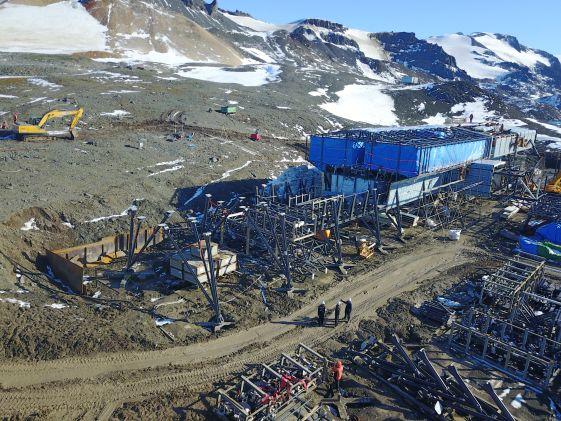 Reconstrução da estação brasileira na Antártica na fase final 1 Mais de 200 funcionários trabalham na obra da nova estação prevista para ser inaugurada em março de 2019.