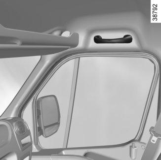 Espelho de cortesia ou retrovisor adicional 2 (consoante o veículo) Baixe a pala-de-sol para aceder ao