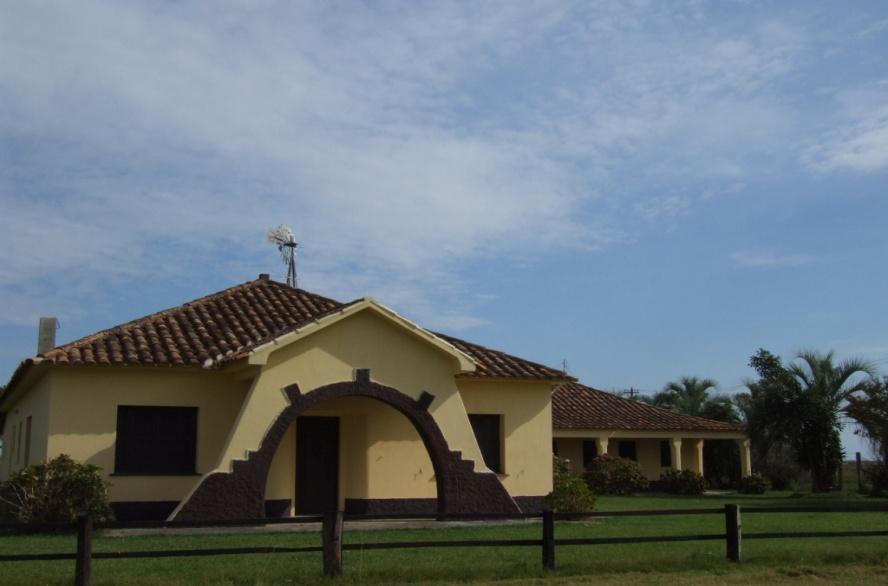 Fazenda Dom Juan Terceira propriedade pesquisada: Situada na estrada Curral de Arroio a 30 km do município de Santa Vitória. Área ; 1700ha de terras.