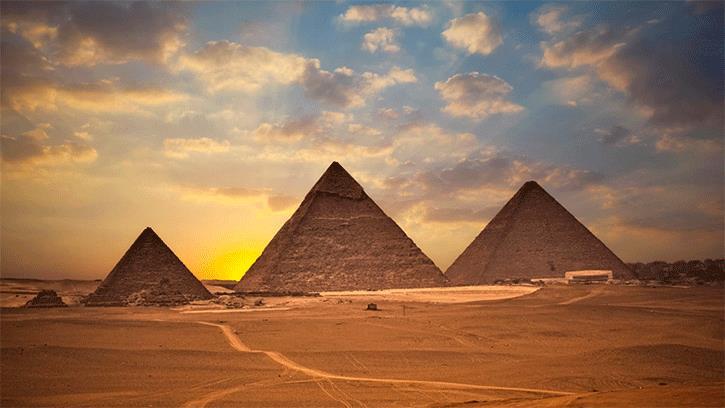 3 Muitas construções egípcias foram construídas às margens do rio Nilo e no Vale dos Mortos. As pirâmides mais famosas são as que foram construídas em Gizé na IV dinastia do Império Antigo.