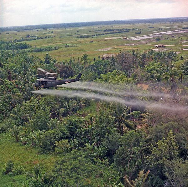 2,4 D e 2,4,5 T - atividade herbicida Agente laranja Um helicóptero UH-1D