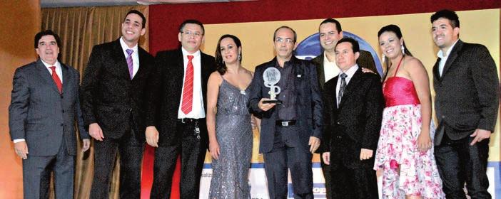 POP LIST 2013 Pela 4ª vez, Senai é líder em qualificação no Sudoeste Equipe do Senai recebe troféu Pop List do vice-presidente do Grupo Jaime Câmara, Ronaldo Ferrante (primeiro à esquerda): qualidade