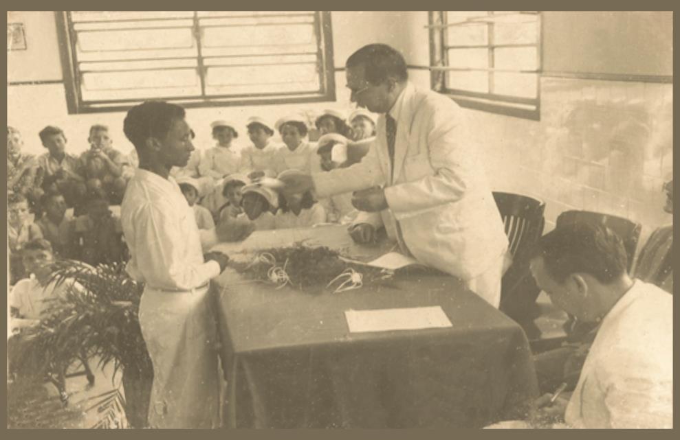 205 IMAGEM 38: Participação dos alunos nas cerimônias institucionais FONTE: Arquivo da Escola Estadual de E. F. M. Eunice Weaver.