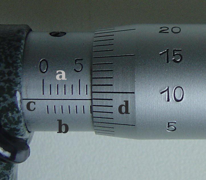 Feche lentamente o micrômetro, rosqueando a catraca (6) no sentido horário, até que seja houvido dois ou três estalos; 4.