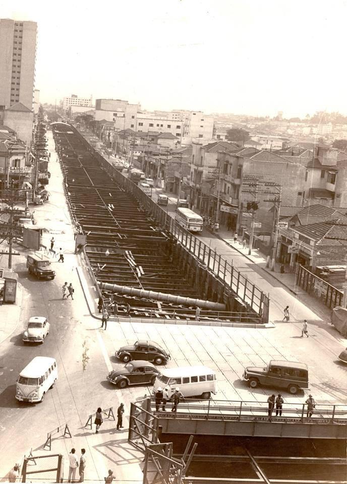 durante a obra. Sempre que possível, é ideal que se construa ao longo dos eixos das grandes vias para se minimizarem as áreas desapropriadas.