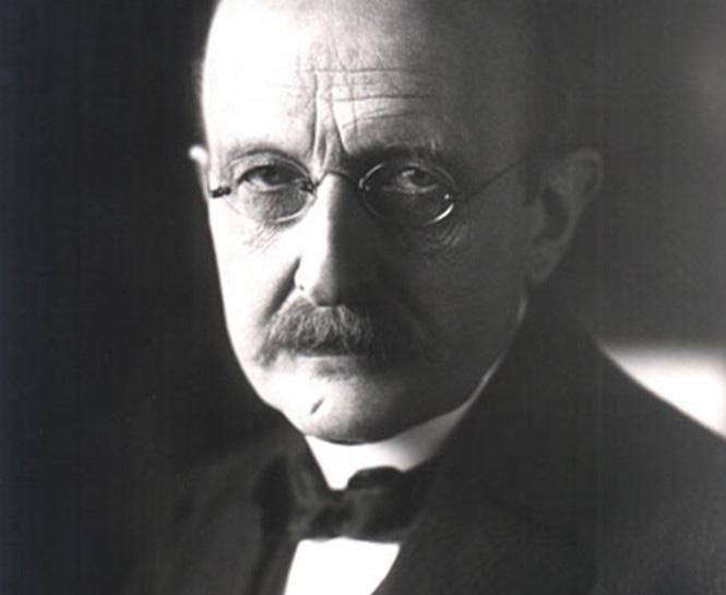 Mecânica Quântica Aula 2 Em 1900, um físico alemão Max Planck (Figura 3) resolveu o problema fazendo uma suposição audaciosa: ele propôs que a energia podia ser liberada (ou absorvida) por átomos