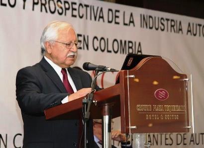 Marcelo Ruiz - Diretor Executivo, CINAE - Equador Apresentou a política de fortalecimento da indústria de