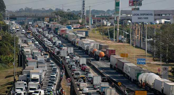 O protesto de caminhoneiros, contrários ao aumento do preço do óleo diesel, segue pelo quarto dia consecutivo nesta quinta-feira (24).