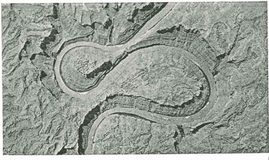 Red River, Minnesota. Fonte: CHANG (1988). Figura 2.7 Formação de meandros em vale rochoso. San Juan River, Arizona. Fonte: LEOPOLD et al.