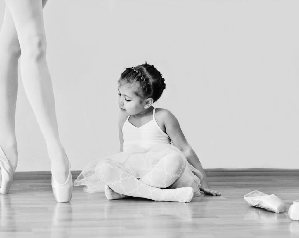 BABY BALLET (+ 2 ANOS) O QUERIDINHO DAS MAMÃES Uma aula alegre e dinâmica que com certeza despertará na criança o gosto pelo ballet, trabalha de forma lúdica a musicalidade, coordenação motora e