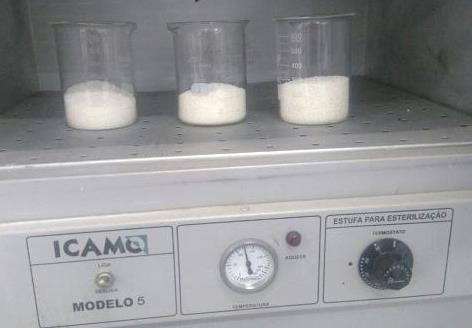 57 1 passo: Dividiu-se 500g de farinha de tapioca por igual, em três béqueres de 600 ml cada.