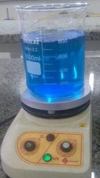 frasco apropriado, esterilizado e já acidificado (0,5 ml de ácido nítrico P.A) com o auxílio de um funil de vidro.