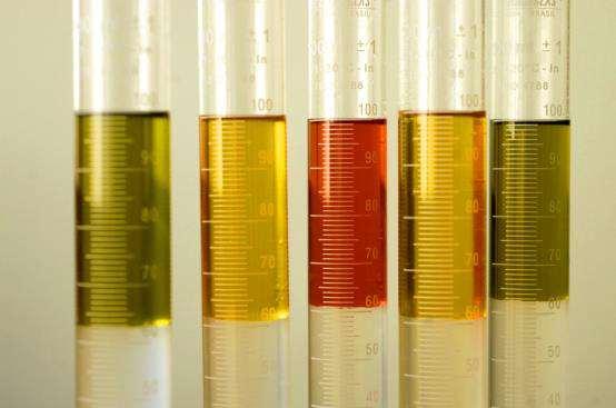 Determinação do teor de álcool na gasolina Colocou-se 10,0 ml de gasolina na proveta e em seguida adicionou-se 10,0 ml de água.